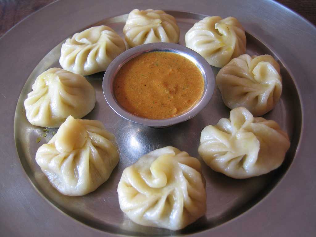 Round momos with chutney