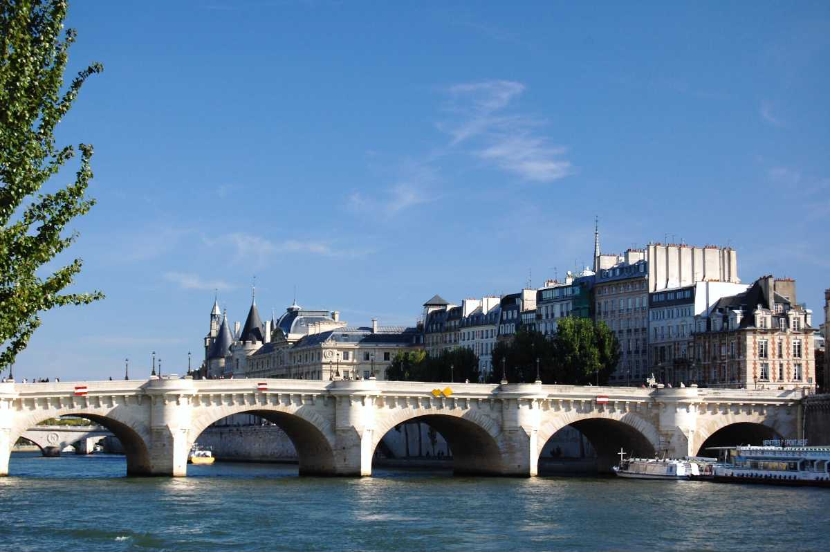 Pont Neuf • Paris je t'aime - Tourist office