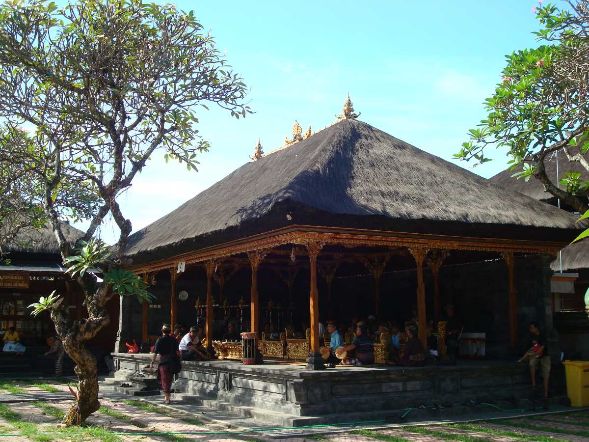 Some gamelan musicians left us in awe with their talent at Pura Jagatnatha temple!