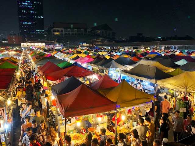 Rod Fai Train Night Market Srinakarin Bangkok Thailand