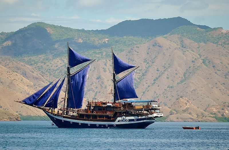 Sailing through the Komodo Islands, Most Luxurious Experiences around the World 