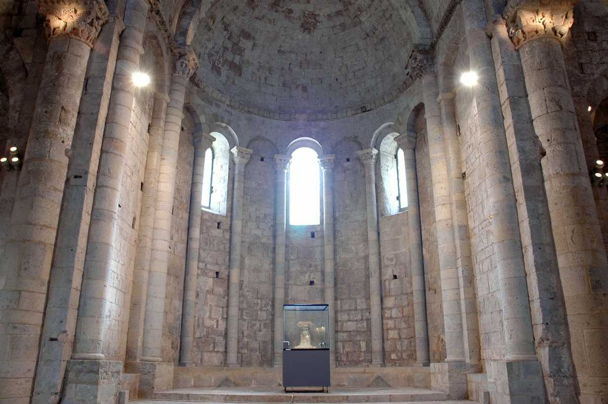 church interior, high ceiling, girona, sightseeing
