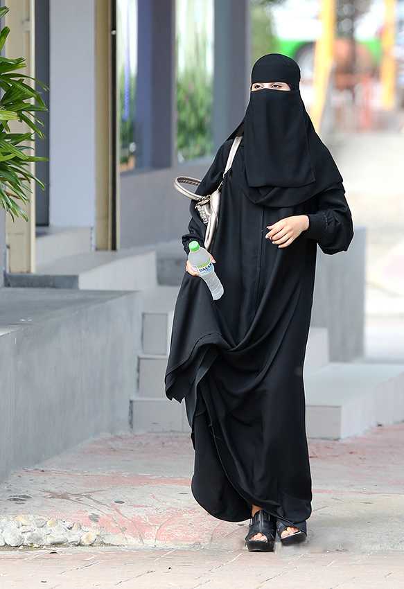 do tourist have to wear hijab in dubai