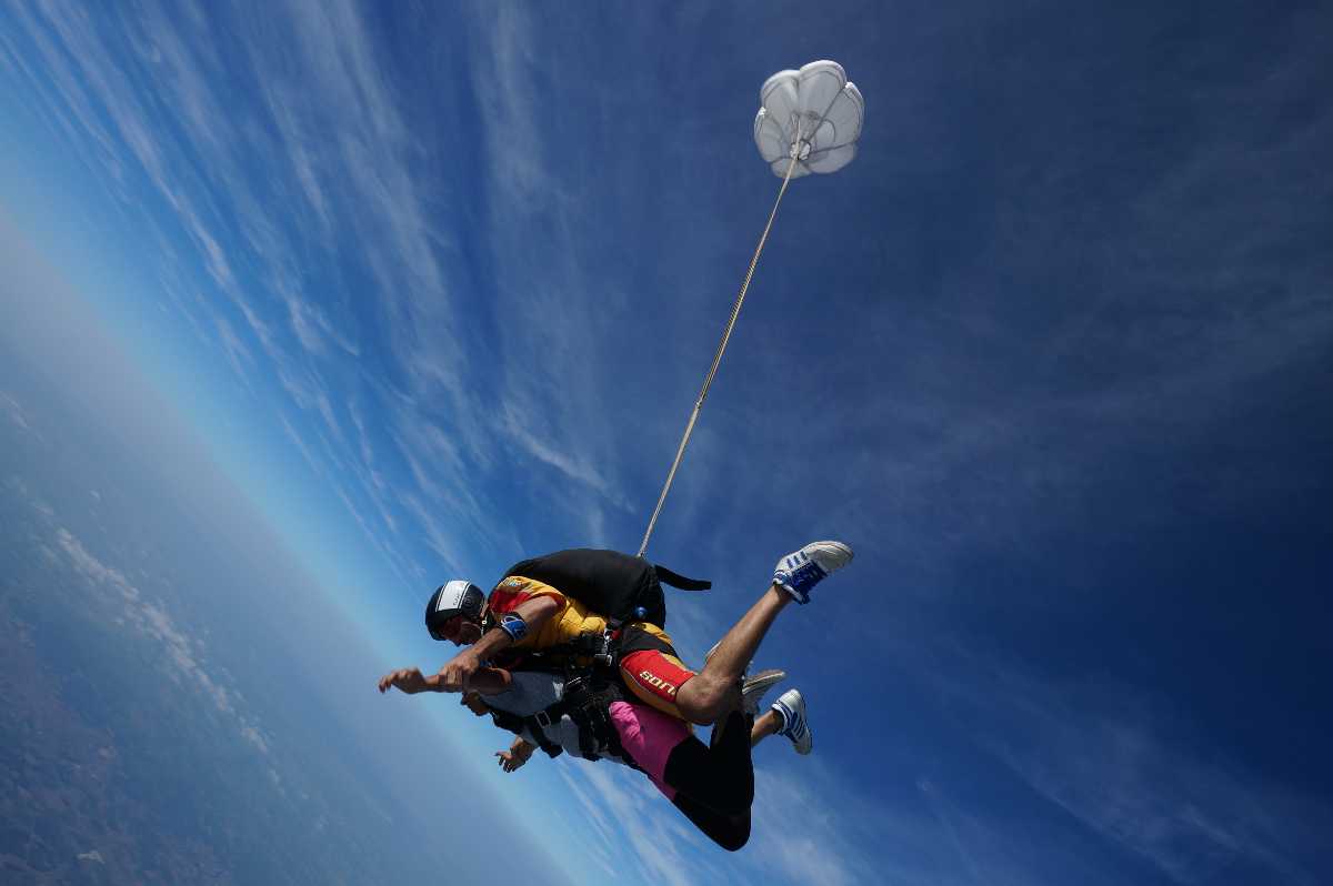 tandem skydiving