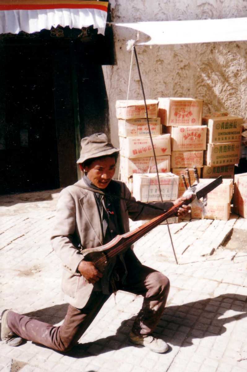 A street musician playing the drangyen