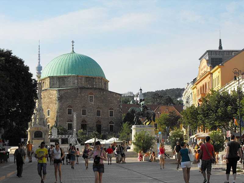 Szechenyi Istvan Square, Sightseeing in the Danube Promenade