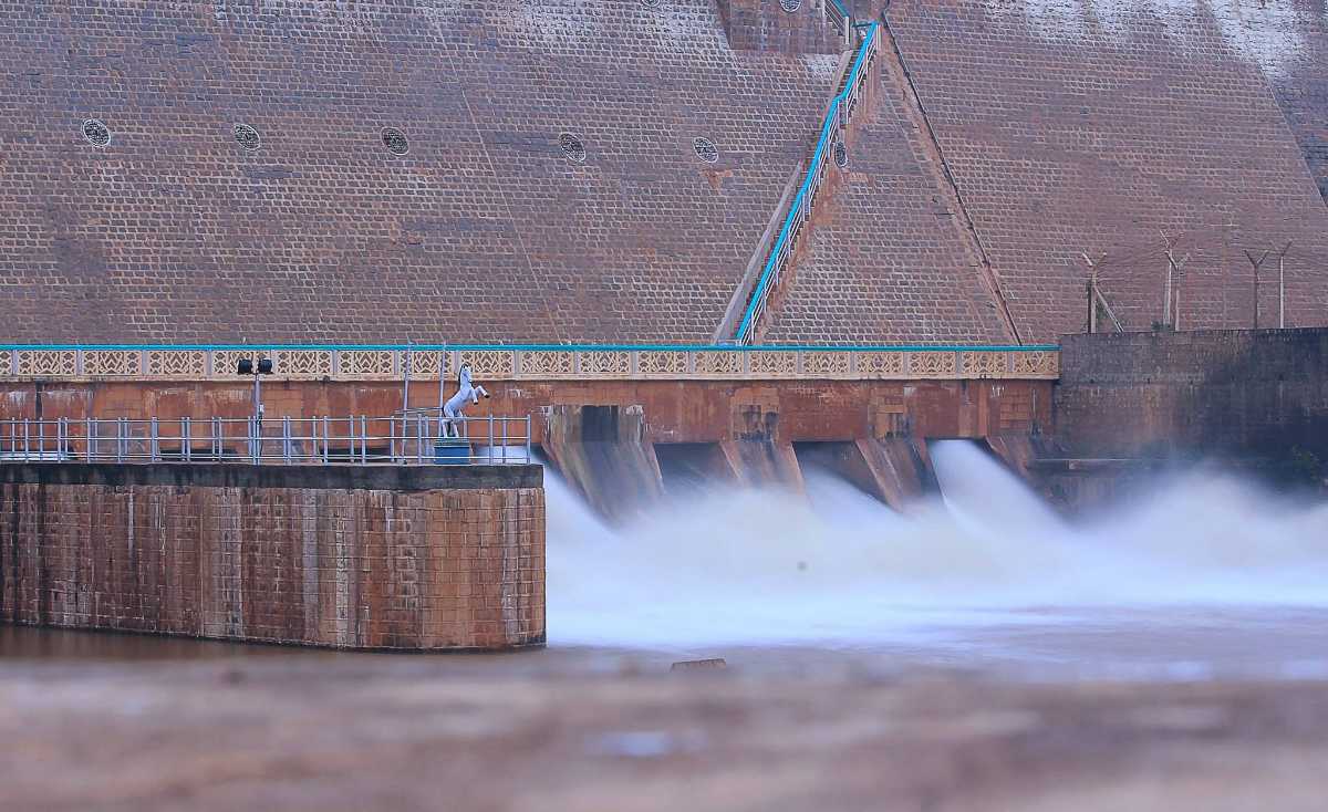 Vaigai Dam with gushing water