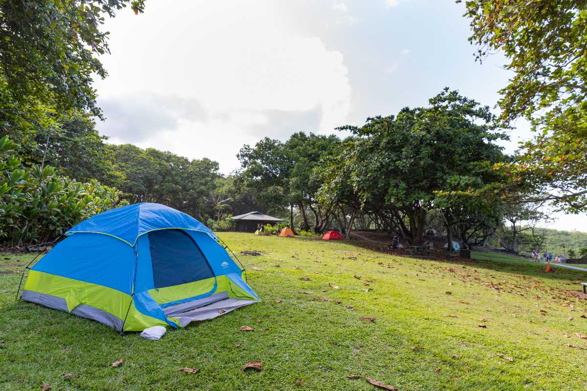 Sky camping. Глэмпинг. Waianapanapa State Park. Camping out. Alltagsgeschichte_ Holiday am Campingplatz.