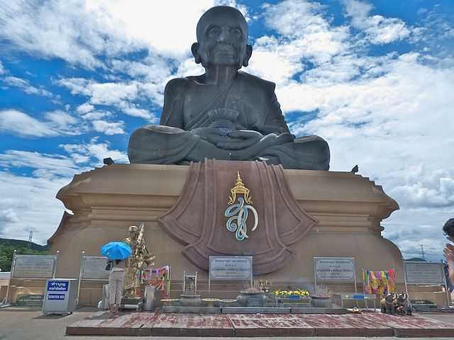 Giant Luang Phor Thuad Statue