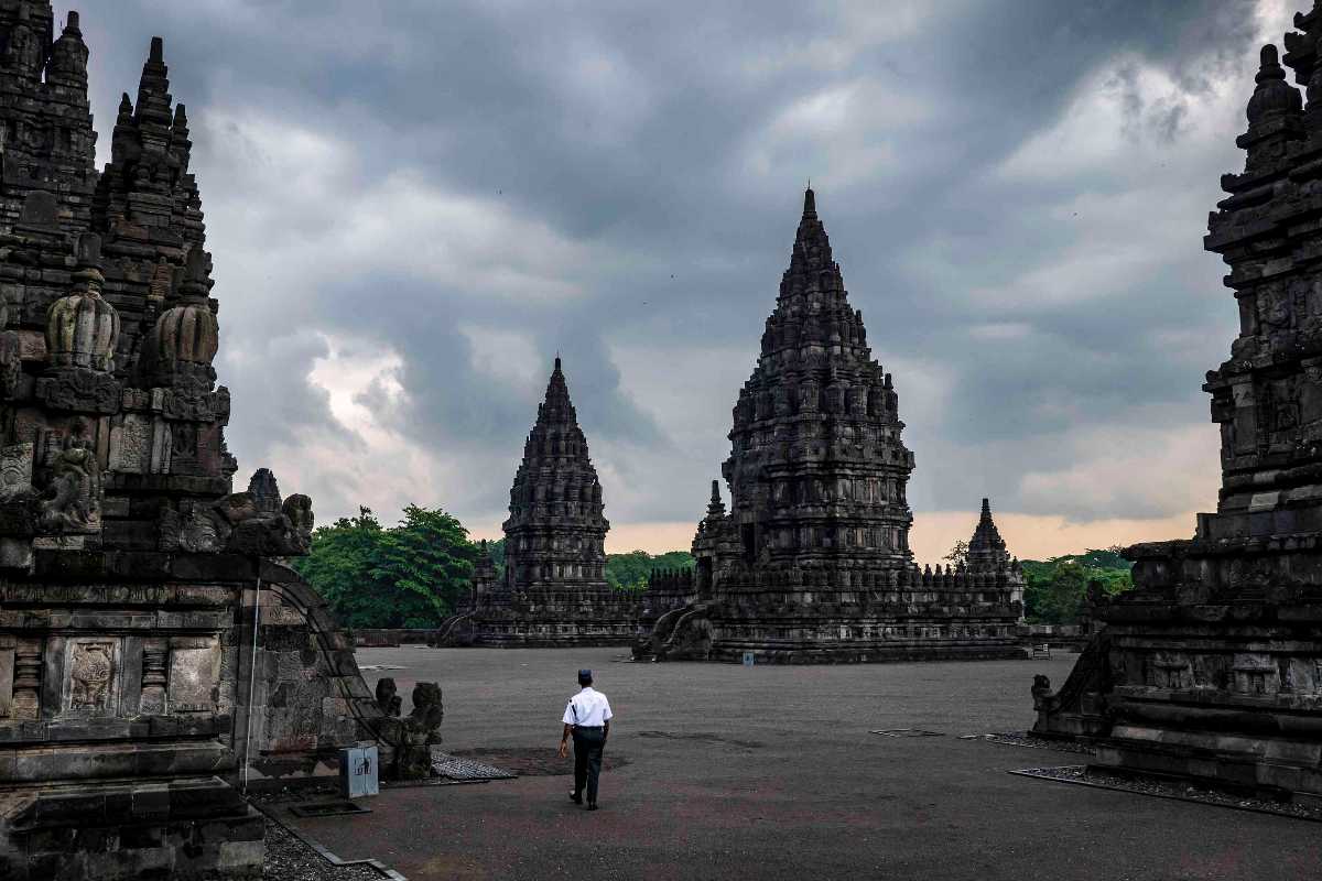 Only the buildings needed guarding at a temple complex.