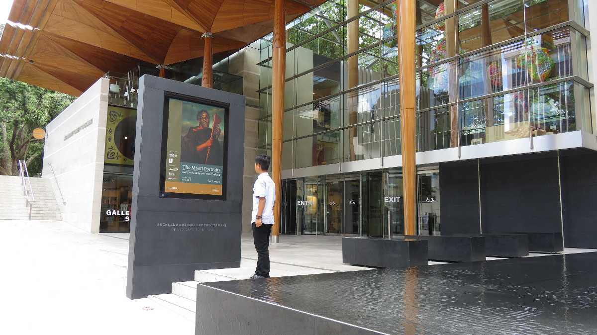 Auckland Art Gallery boy 