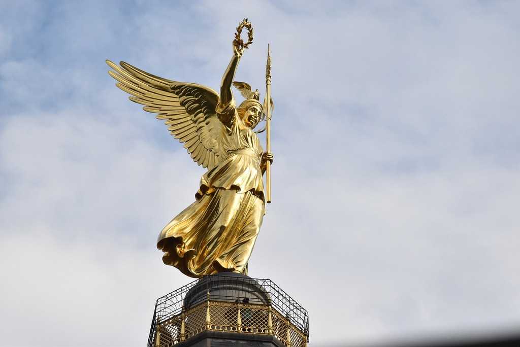 Sculpture of Victoria at the Victory Column