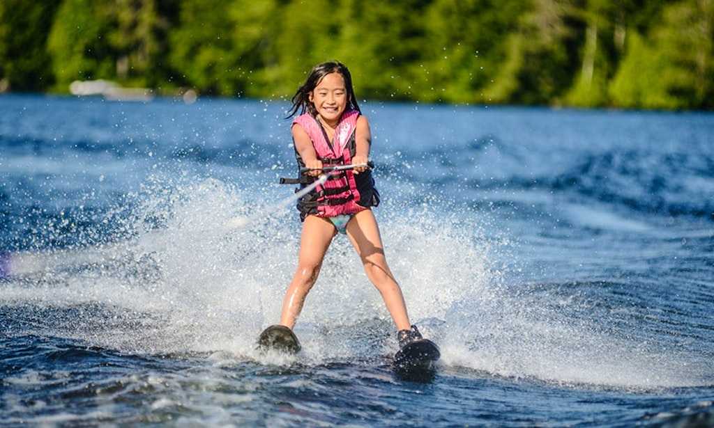 Do water sport. Водные лыжи. Дети на водных лыжах. Девушка на водных лыжах.