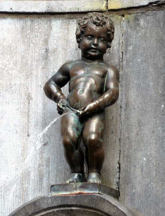 statue of manneken pis, city museum brussels, highlights
