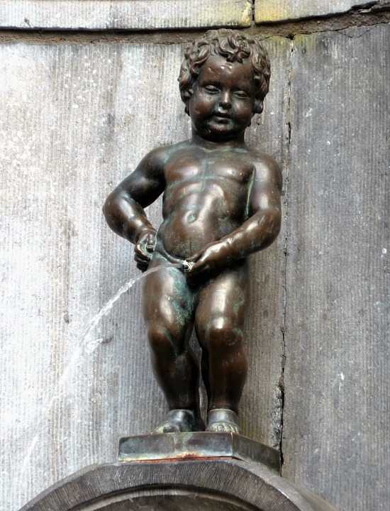 statue of manneken pis, city museum brussels, highlights