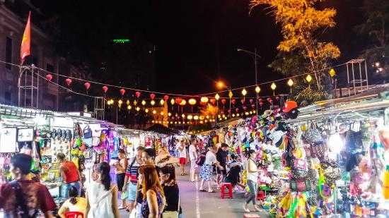 night market in vietnam