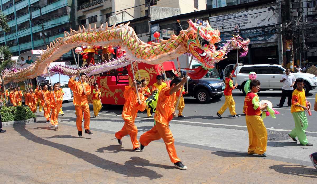 Dragon dancers : Chinese new year in Thailand