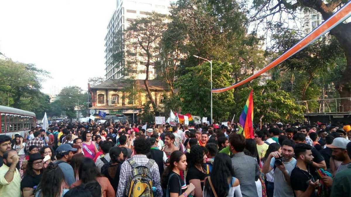 This is how August Kranti Marg (the venue for Pride March) looked like on the day- with people dressed however they want to and placards being flashed by  LGBTQ community and their supporters to show fight for their rights