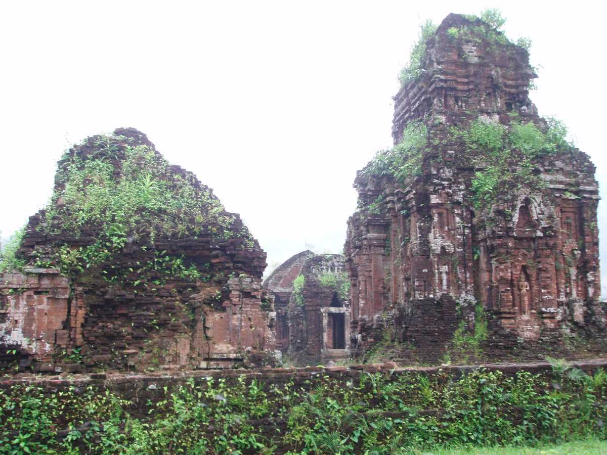 Ruins of my son in Vietnam, Religions in Vietnam