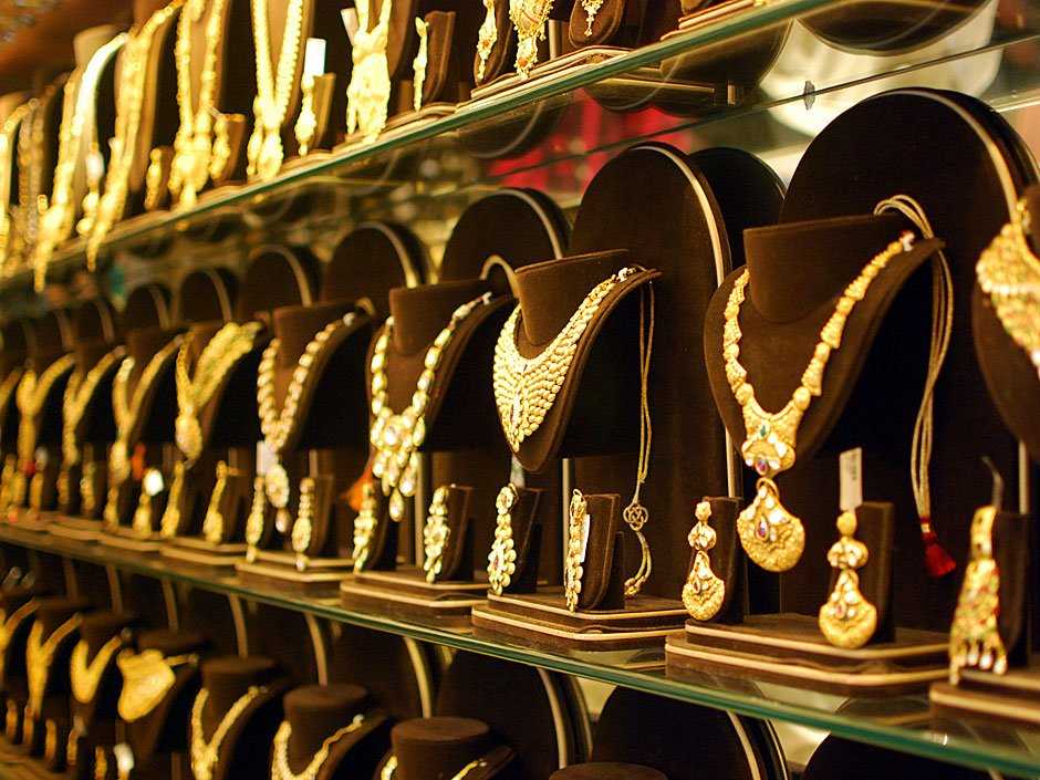 Jeweller at Zaveri Bazaar, Shopping in Mumbai