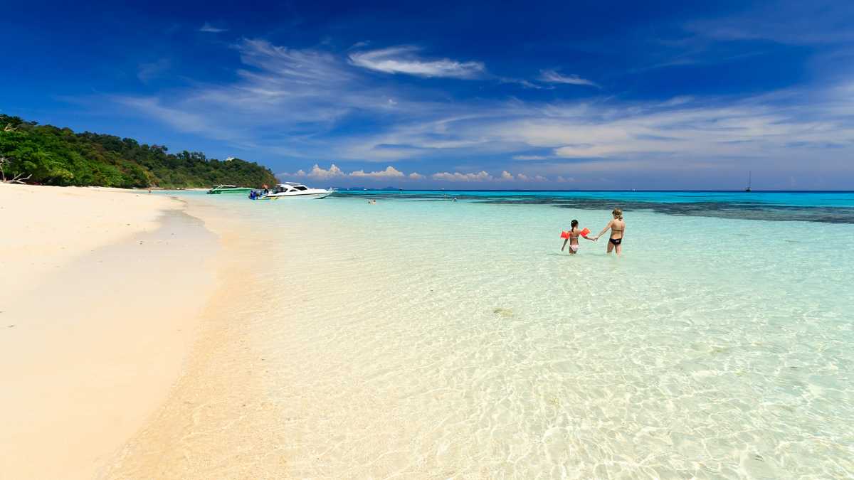 Beaches,Krabi vs Phuket
