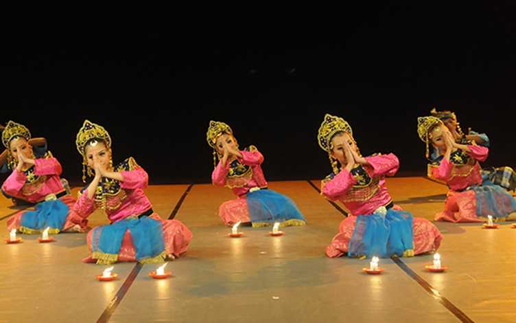 essay various cultural traditions in malaysia