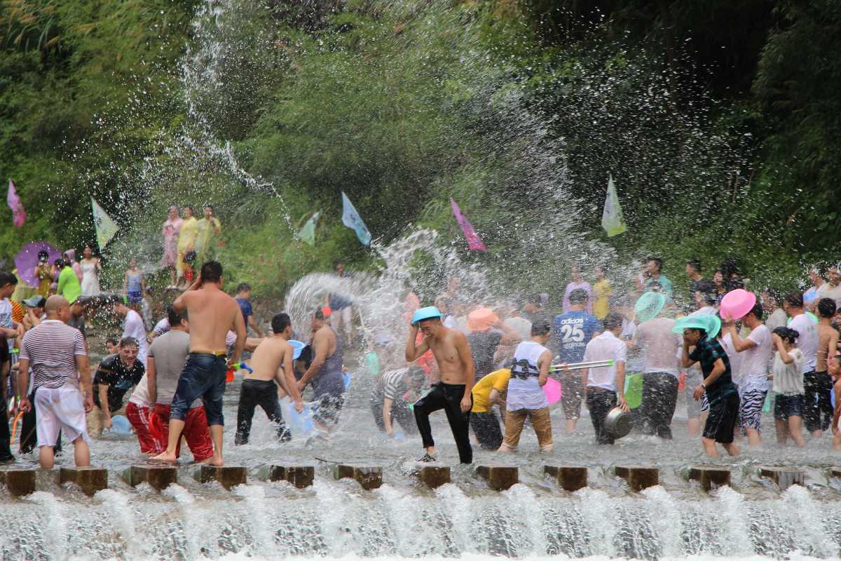 Festivals in Thailand : Water fights during Songkran