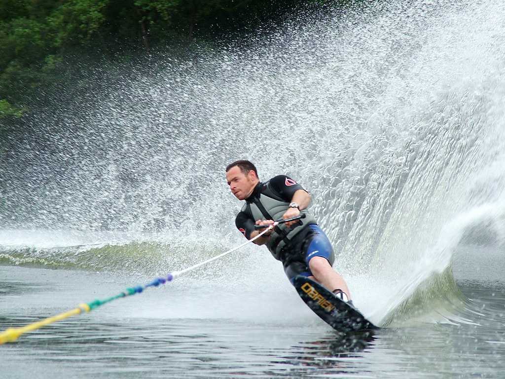 https://www.holidify.com/images/cmsuploads/compressed/waterskiing_20190629005451.jpg
