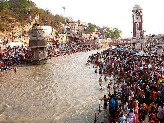 Devotees taking holy bath at Har-ki-Pauri, Haridwar (Source)