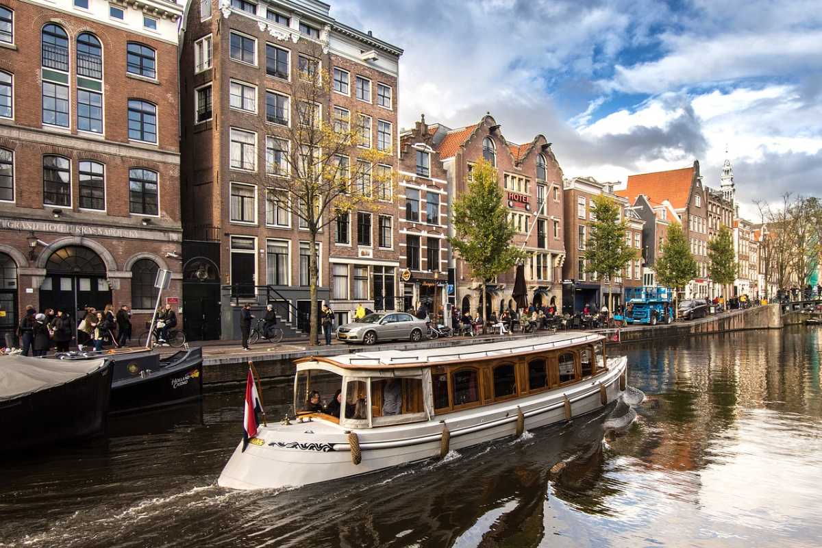 amsterdam tour package with flight